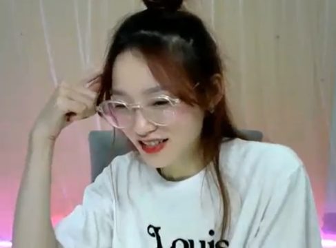 idol Nari hot girl đeo kính thủ dâm show hàng